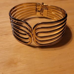 Great looking gold clasp bracelet